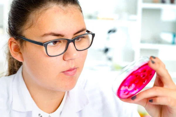 Jovem Cientista Analisando Amostra Laboratório — Fotografia de Stock