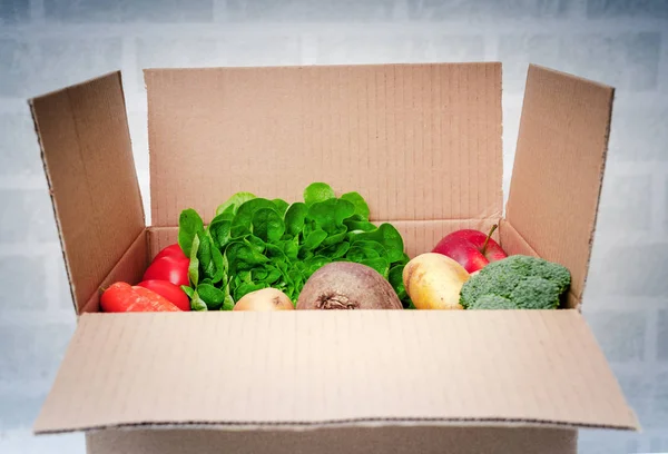 Taze meyve ve sebze. Sebze kutusu, teslimat kutusu.