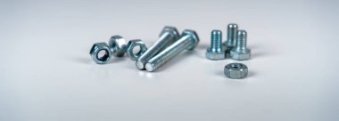 metal vida, cıvata ve somunlar beyaz arka plan üzerinde..