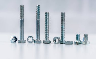 metal vida, cıvata ve somunlar beyaz arka plan üzerinde..