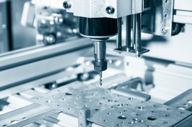 CNC değirmen makinesi çalışıyor, metal işlemleri kesiliyor. Değirmen makinesi çelik üzerinde çalışıyor..