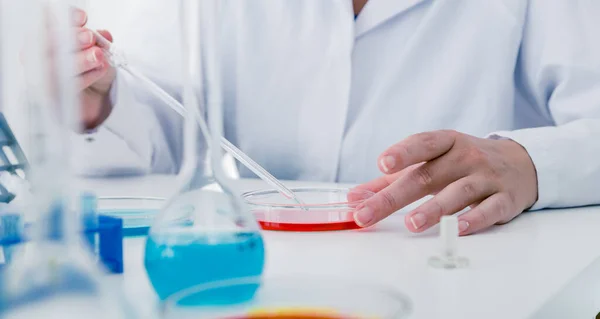 Mujer Química Probando Muestra Líquido Laboratorio — Foto de Stock