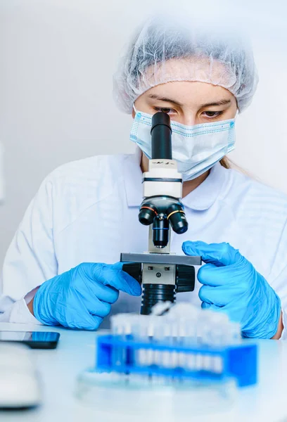 Estudante Com Microscópio Mesa Aula Química Pequena Cientista Olhando Através Fotos De Bancos De Imagens