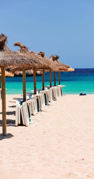 Stro Parasols Ligbedden Het Zandstrand — Stockfoto