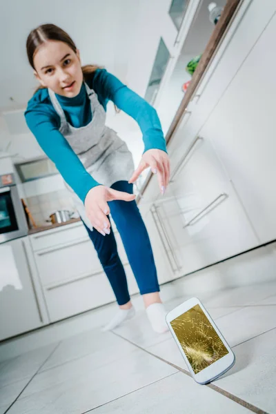 Mobiltelefon Faller Från Händerna Tonåring Flicka Till Golvet Bruten Smartphone — Stockfoto