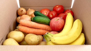 Teslimat kutusu. Taze meyve sebzeleri. Karton kutuda taze sebzeler.