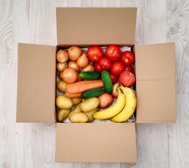 Teslimat kutusu. Taze meyve sebzeleri. Karton kutuda taze sebzeler.