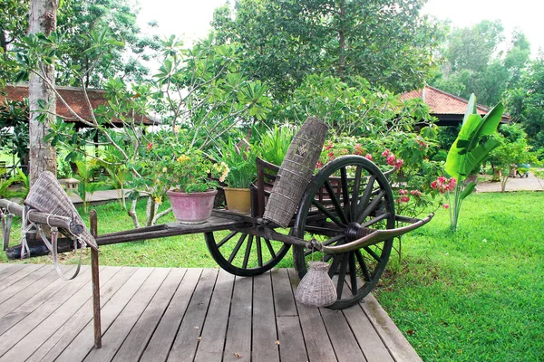 Carrello con fiori — Foto Stock