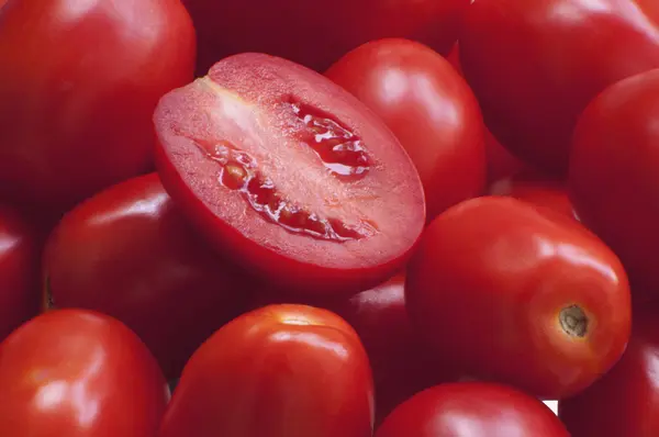 Kırmızı tatlı domates. Yemek pişirmek için malzemeler