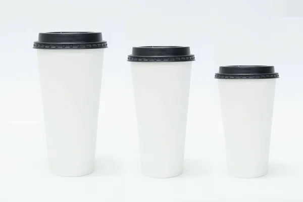 Три кофейные чашки на вынос — стоковое фото