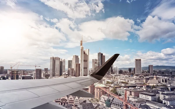 Vliegtuig vleugel Frankurt Skyline — Stockfoto