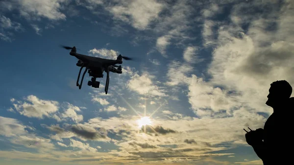 Hombre jugando con un multicopter — Foto de Stock