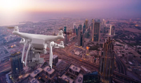 Repül át a Dubai Multicopter drone — Stock Fotó