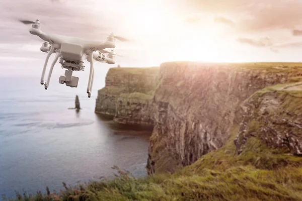Drone volando sobre Acantilados de Moher Irlanda — Foto de Stock