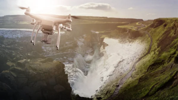 Drone volando sobre cascada de hielo Gulfoss — Foto de Stock
