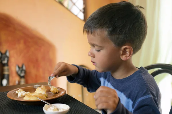 Ładny mały chłopiec jedzenie śniadanie — Zdjęcie stockowe