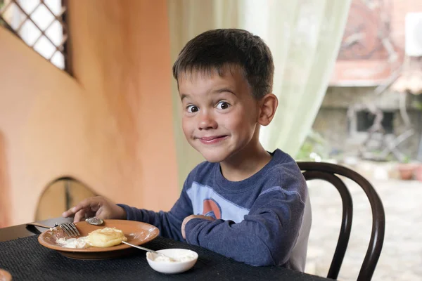 Carino bambino che fa colazione — Foto Stock