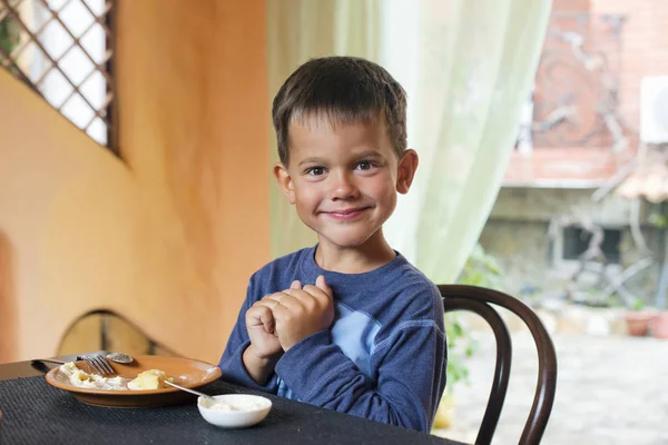 Bonito menino tomando café da manhã — Fotografia de Stock