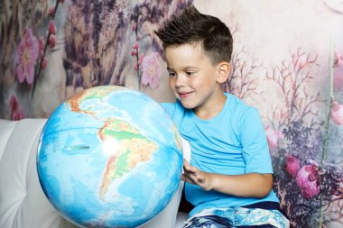 Sevimli genç mutlu çocuk Küre