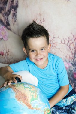 Sevimli genç mutlu çocuk Küre