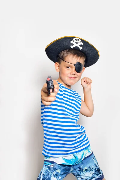 Menino 5-6 anos de idade vestindo um traje de pirata — Fotografia de Stock