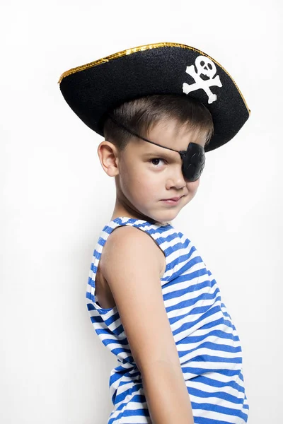 Menino 5-6 anos de idade vestindo um traje de pirata — Fotografia de Stock