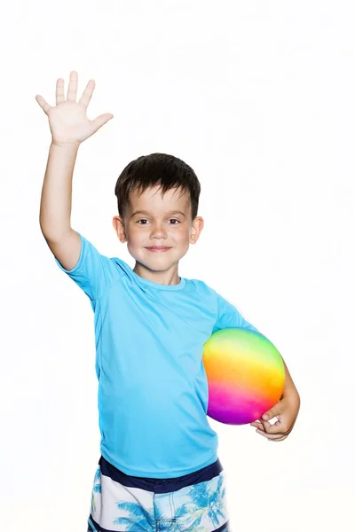 Kleinkind Junge mit Regenbogenball — Stockfoto