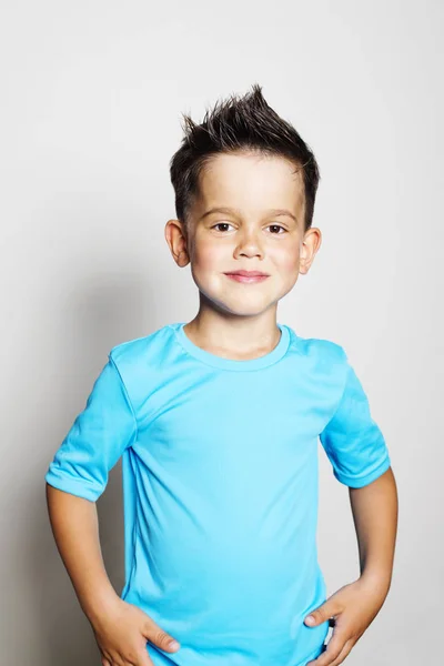 Foto de adorável jovem sorrindo menino olhando para a câmera . — Fotografia de Stock