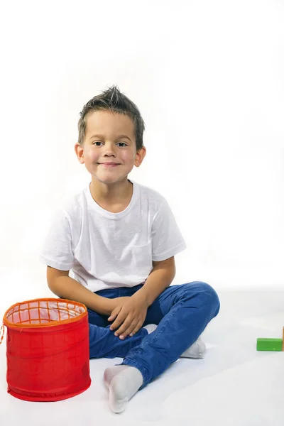 Yakışıklı beş yaşındaki çocuk yerde oynamak — Stok fotoğraf
