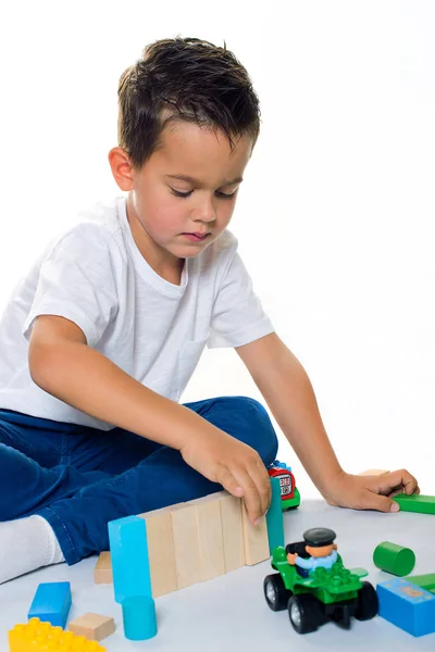 Yakışıklı beş yaşındaki çocuk yerde oynamak — Stok fotoğraf