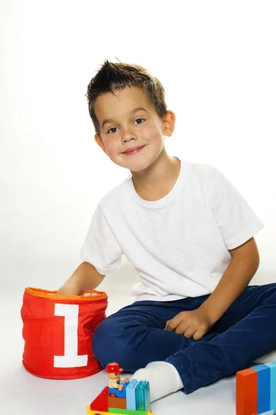 Guapo niño de cinco años jugando en el suelo —  Fotos de Stock