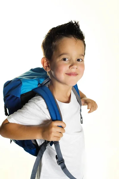 Радісний маленький хлопчик з рюкзаком готовий до школи — стокове фото