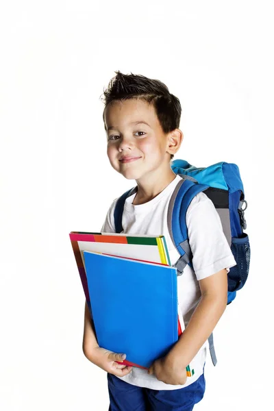 Sırt çantası için okula hazır olan neşeli küçük çocuk — Stok fotoğraf