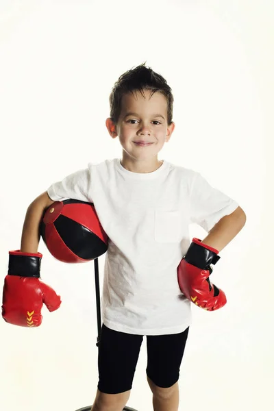 Boxe menino 5 anos — Fotografia de Stock