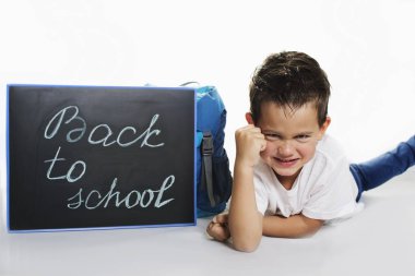 Okul öncesi okula gitmek istemiyor. Geri okul kavramı