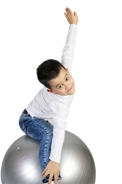 Menino fazendo exercícios com equipamentos de ginástica — Fotografia de Stock