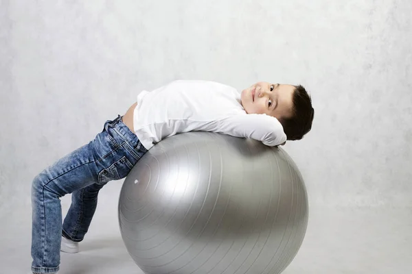 Menino fazendo exercícios com equipamentos de ginástica — Fotografia de Stock