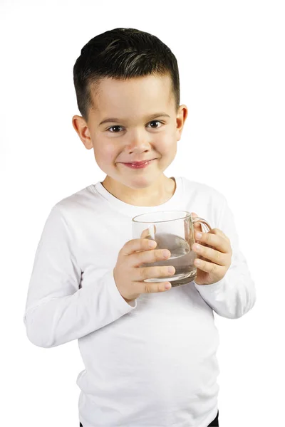 Niño bebe agua de una taza de vidrio — Foto de Stock