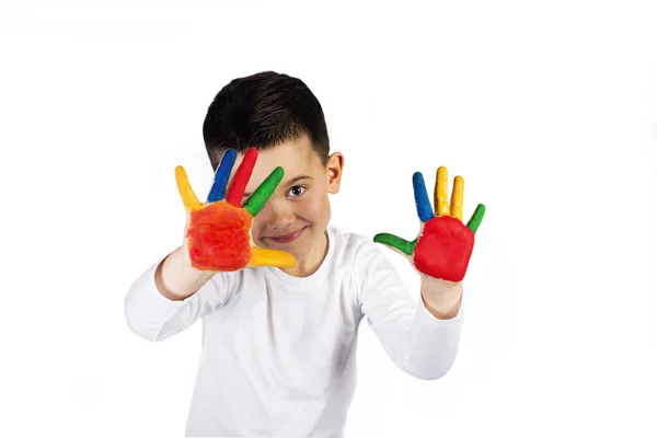 Junge mit bunt bemalten Händen — Stockfoto