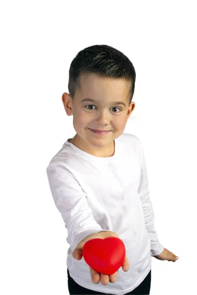 Bir kırmızı kalp heykelcik tutan beş yaşında boy gülümseyerek