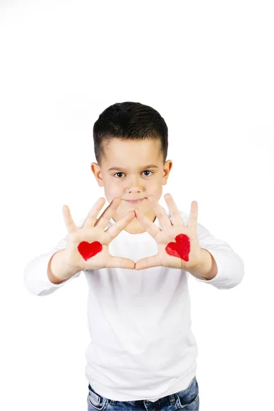 Niño con las manos levantadas pintadas con corazones —  Fotos de Stock