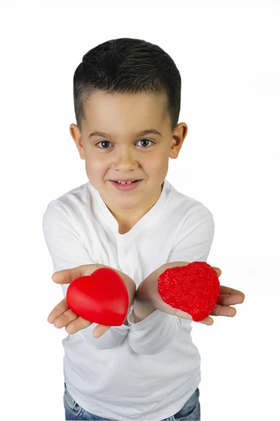 Bir kırmızı kalp heykelcik tutan beş yaşında boy gülümseyerek — Stok fotoğraf
