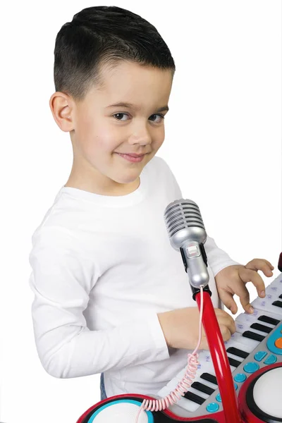El chico toca el piano —  Fotos de Stock