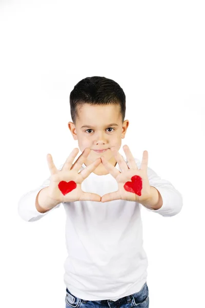 Хлопчик з піднятими руками пофарбований у серця Ліцензійні Стокові Зображення