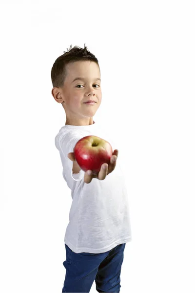 Jongen met apple in de open palm — Stockfoto