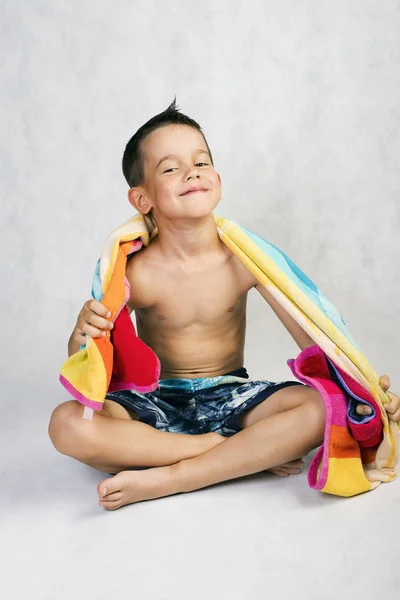 Niño pequeño con una toalla de playa — Foto de Stock