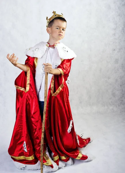 王の衣装を着た少年 ストック写真