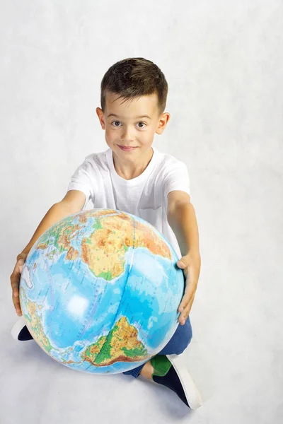 The boy with a  globe — Stock Photo, Image