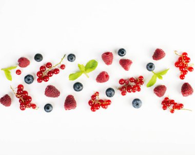 Çilek ve nane, arka plan olarak düz desen.