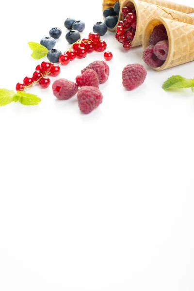 Sommerbeeren Himbeeren Und Blaubeeren Waffelkegel Auf Blauem Und Weißem Holzgrund — Stockfoto